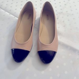 Michael Kors flats in two tone leather/patent Black and Tan. In mink condition.